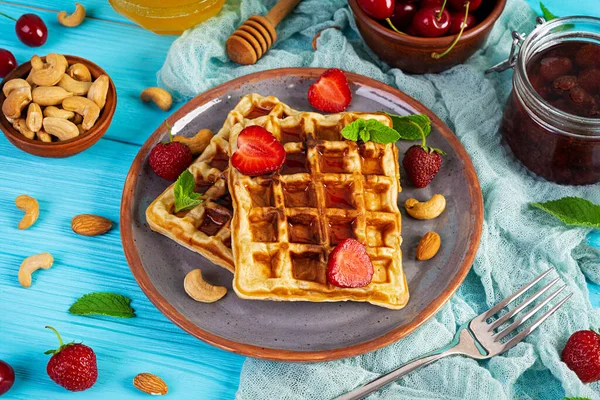 Delicioso Café Manhã Com Waffles Belgas Waffels Com Geléia Morango — Fotografia de Stock