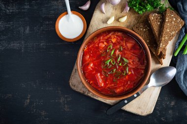 Yeşil soğanlı ve ekşi kremalı geleneksel Ukrayna çorbası. Çavdar ekmeği ve kâse içinde nefis pancar çorbası. Üst görünüm