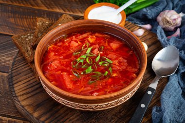 Yeşil soğanlı ve ekşi kremalı geleneksel Ukrayna çorbası. Çavdar ekmekli pancar çorbası.