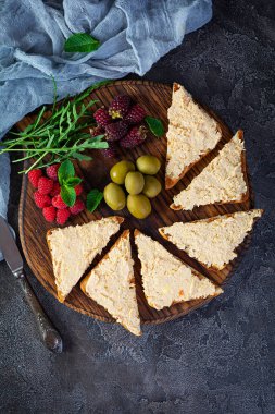 Tavuk rillet, zeytin ve böğürtlenli tost. Tavuk ezmeli sandviç atıştırmalığı. Üst görünüm