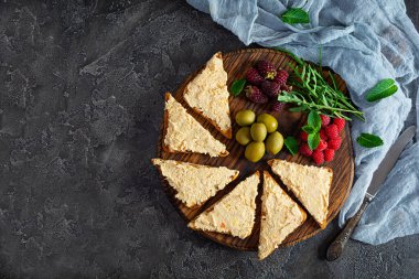 Tavuk rillet, zeytin ve böğürtlenli tost. Tavuk ezmeli sandviç atıştırmalığı. Üst görünüm