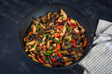 Tavukla kızartma, patlıcan ve biber ile karıştırın.