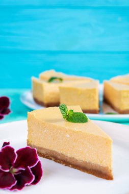 Balkabaklı ev yapımı cheesecake. Lezzetli bir dilim pasta ve balkabağı.