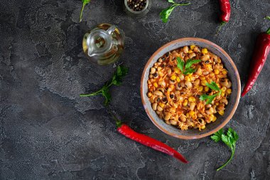 Bir kasede Chili con carne. Meksika mutfağı. Biberli et, mısır ve fasulye.