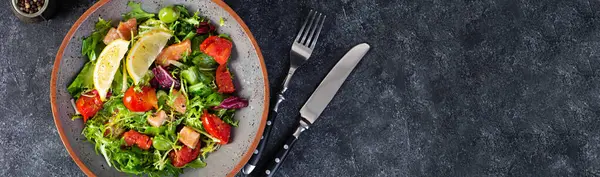 Ensalada Fresca Con Salmón Mezclado Con Verduras Tomate Aceitunas Mostaza — Foto de Stock