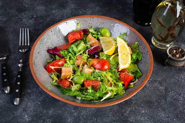 Salad Segar Dengan Ikan Salmon Dicampur Dengan Sayuran Tomat Zaitun Stok Gambar
