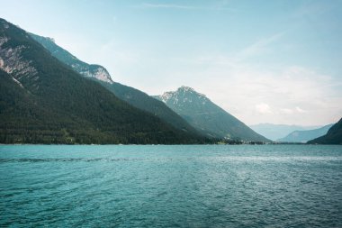 Wundervolle Aussicht in den Alpen vom Karwendel Gebirge am Achensee in Tirol.