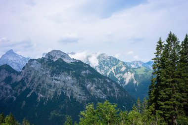 Wundervolle Aussicht in den Alpen vom Karwendel Gebirge am Achensee in Tirol.