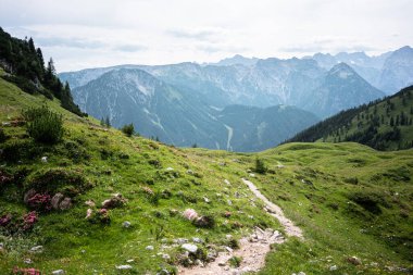 Wundervolle Aussicht in den Alpen vom Karwendel Gebirge am Achensee in Tirol.