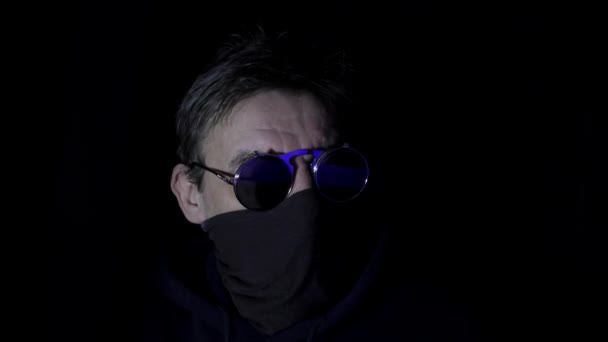 Ein Hacker Mit Kapuze Und Runder Brille Mit Maske Gesicht — Stockvideo