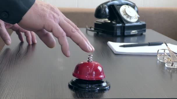 Mano Hombre Toca Una Campana Recepción Vintage Call Administrador Recepción — Vídeos de Stock