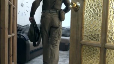 Askerden geldikten sonra asker soyunur. Bir adam iş gününden sonra kendini düzene sokar..