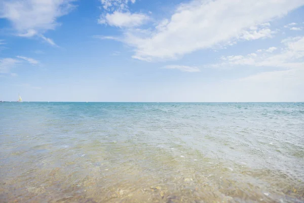 Середземне море в яскравий літній день — стокове фото