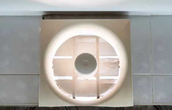 Oude Ventilatieventilator Werkt Aan Muur Boven Keukendeur Voor Het Absorberen — Stockfoto