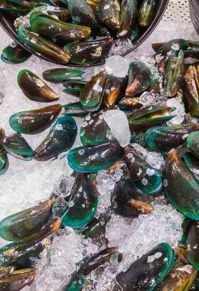 Grupo Mejillones Crudos Bandeja Hielo Para Venta Del Mercado Mariscos —  Fotos de Stock