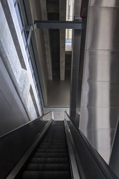 Gran Escalera Vacía Está Trabajando Hasta Piso Plataforma Estación Tren —  Fotos de Stock
