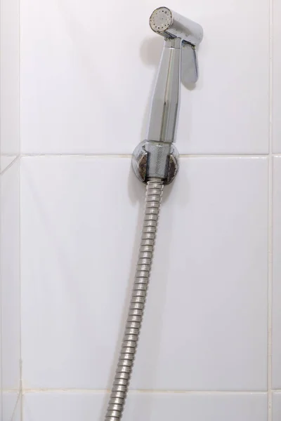 Das Moderne Bidet Spray Hängt Der Weißen Fliesenwand Der Toilette — Stockfoto