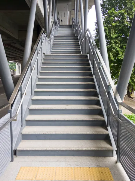 市内の通勤電車の駅への入り口のための金属の手すりと空の近代的な階段 コピースペースの正面ビュー — ストック写真