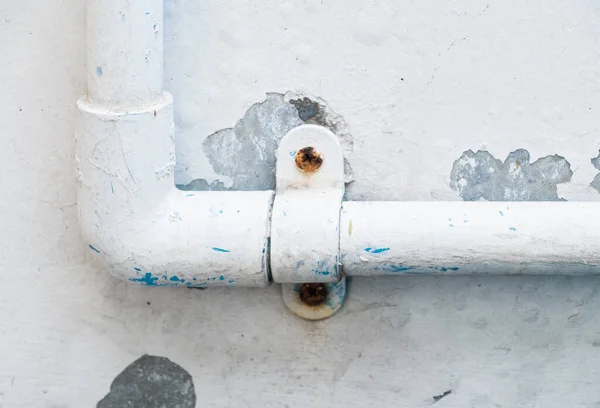 Das Pvc Rohr Mit Der Kunststoffklemme Für Die Wasserversorgung Städtischen — Stockfoto