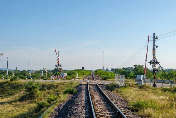 Автоматический Железнодорожный Переход Сельской Дороге Перед Местным Железнодорожным Вокзалом Северной — стоковое фото