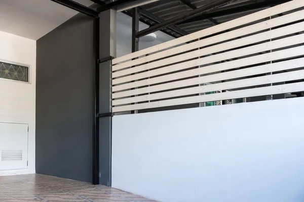 Horizontal Lath Painted White Concrete Wall Blinding Private Areas City — Foto Stock