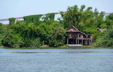 Büyük nehrin kıyısındaki eski ahşap ev. Terkedilmiş kum limanının önünde. Kopya alanı olan ön manzara.. 