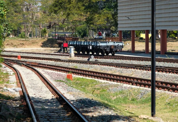Nízkostranný Podvozkový Vůz Zaparkovaný Železničním Dvorku Městské Stanice Pro Čekání — Stock fotografie