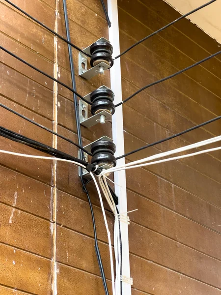 スプールレストランの建物の壁に電気ワイヤーシステムの絶縁体 コピースペースとフロントビュー — ストック写真