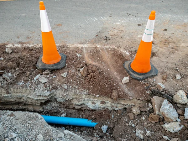 Det Nya Pvc Röret Ligger Diket Nära Asfaltvägen För Vattenförsörjningssystemet Stockbild