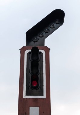 İstasyona girmeden önce treni kontrol etmek için demiryolu trafik ışığının kapatılması, kopyalama alanı ile ön görünüm.