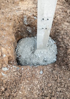 Beton sütun deliklerindeki taşlarla harmanlanmış çimento kırsal evin garajını inşa etmek için, ön manzara fotokopi alanı ile..