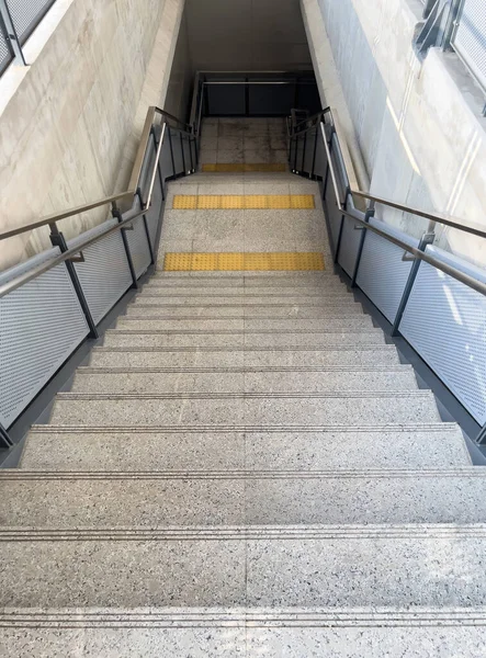 Escadaria Moderna Com Bloco Telha Braille Trem Céu Metro Para — Fotografia de Stock