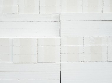 Hafif tuğlaya yakın çekim, arka planda ön görünüm olan kentsel alanda satmak için depoda duruyor..