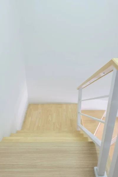 Moderne Geschwungene Holztreppe Mit Weißem Metallgeländer Stadthaus Sauber Und Hygienisch — Stockfoto