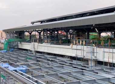 Monoray istasyonu, insanları fotokopi için şehir merkezine götürmek üzere banliyö bölgesinde yapım aşamasında..