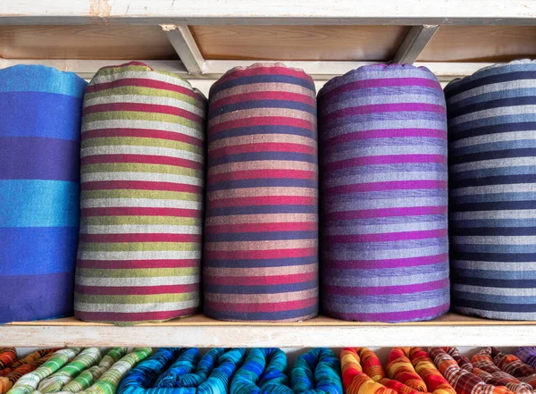 手織りのシルクロールは タイの地元の衣料品店内の棚にあり コピースペース付きのフロントビュー — ストック写真