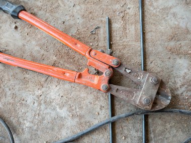 İnşaat alanındaki çimentodaki çelik teli kesmek için eski cıvata kesicisi, fotokopi alanının ön görüntüsü..