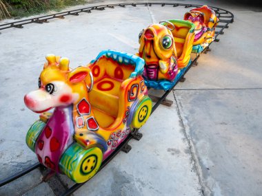 Festivalin eğlence parkındaki çocuk için renkli hayvan treninin boş koltuğu, fotokopi alanı için ön manzara..