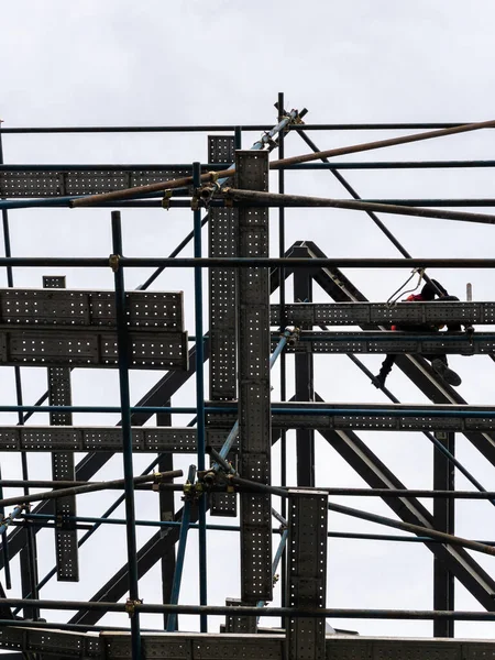 Construction Worker Working High Scaffolding Construction Office Buildings Front View — Stock fotografie