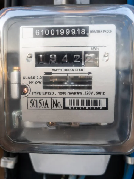 Evin yakınındaki elektrik direğindeki normal kullanıcı için elektrik sayacının kapatılması, arka plan için ön görünüm.
