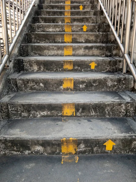 Concrete Staircase Yellow Arrow Symbol Overpass City Stainless Steel Railing — Fotografia de Stock