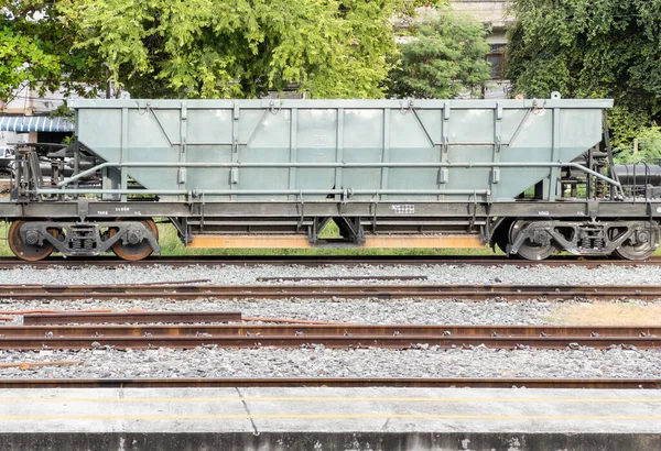 Bogie Hopper Vagonu Istasyonda Demiryolu Bakımında Kullanılmak Üzere Taşları Taşımak — Stok fotoğraf