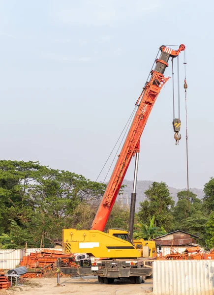 Grúa Móvil Grande Con Pluma Larga Está Lista Para Levantar — Foto de Stock