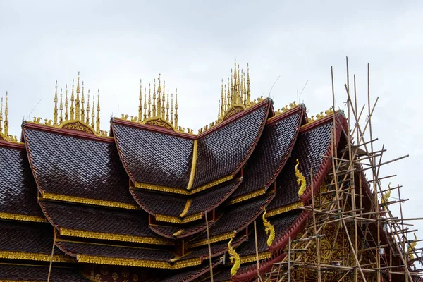 传统的泰国风格的教堂 用竹子脚手架作画 前面用复制的空间看风景 — 图库照片