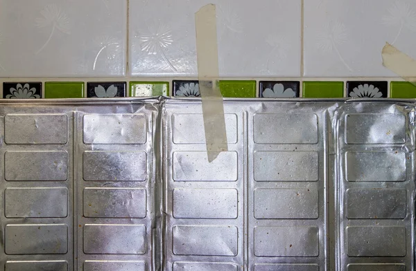 Folha Alumínio Para Proteção Respingo Óleo Cozinhar Perto Fogão Gás — Fotografia de Stock