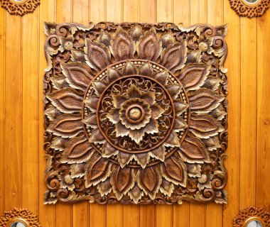 Ahşap oymadaki çiçek deseni otelin giriş salonunun tavanına yerleştirilmiş. Arka plan için ön manzara..