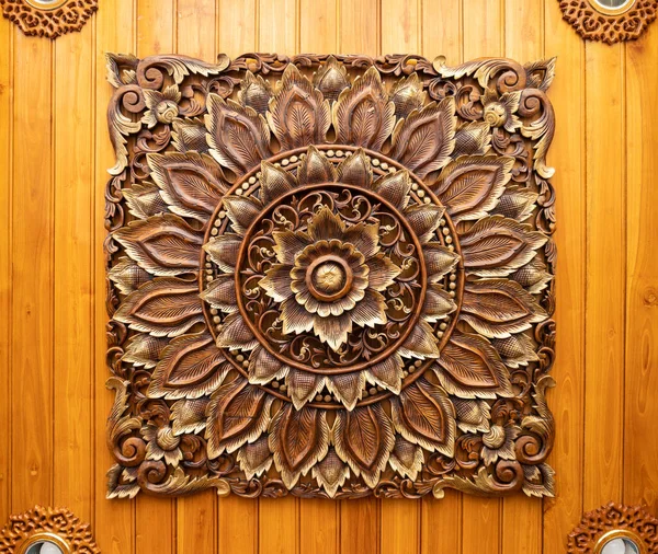 Ahşap oymadaki çiçek deseni otelin giriş salonunun tavanına yerleştirilmiş. Arka plan için ön manzara..