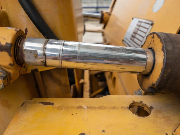 Fechar Cilindro Hidráulico Com Mancha Óleo Pequeno Bulldozer Canteiro Obras — Fotografia de Stock