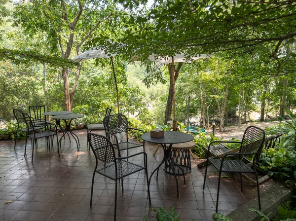 Cadeira Metal Mesa Colocada Área Pátio Jardim Restaurante Natural Vista — Fotografia de Stock