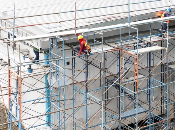 Trabalhador Construção Civil Está Trabalhando Andaime Alto Para Construção Estação — Fotografia de Stock